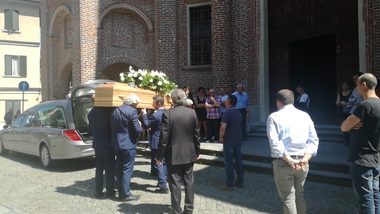 Folla commossa per l’addio al centauro