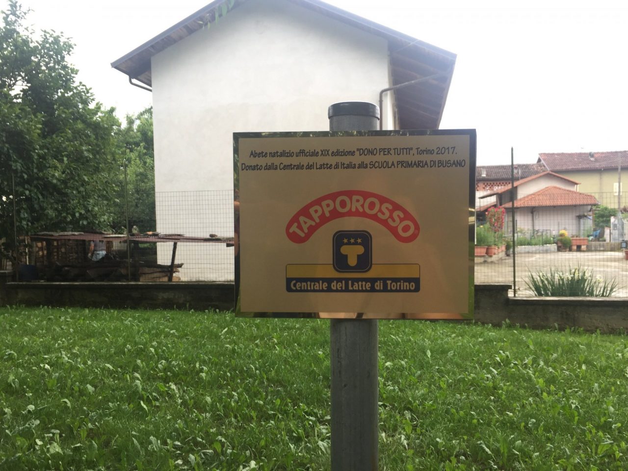 Un dono per tutti alla scuola di Busano piantumato l’albero dell’evento
