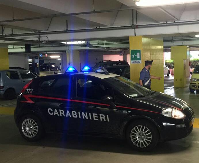 Neonato chiuso in auto con le portiere bloccate, panico a Rivarolo