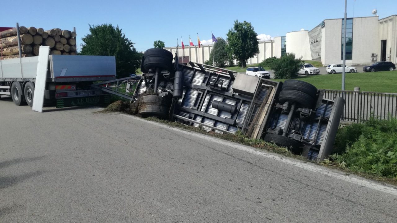 Camion ribaltato tra Lusigliè e Feletto | FOTO e VIDEO