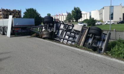 Camion ribaltato tra Lusigliè e Feletto | FOTO e VIDEO
