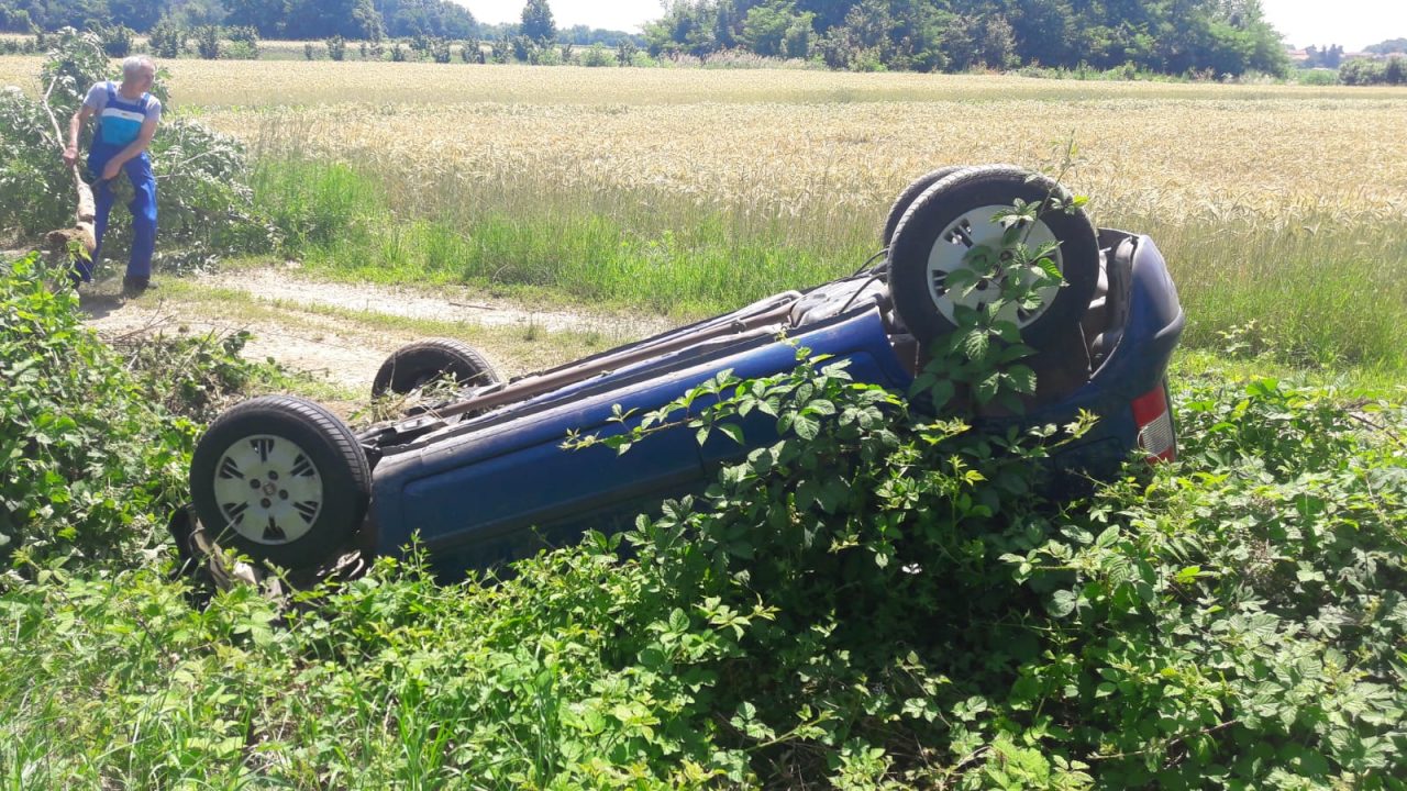 Auto ribaltata sulla Pedemontana