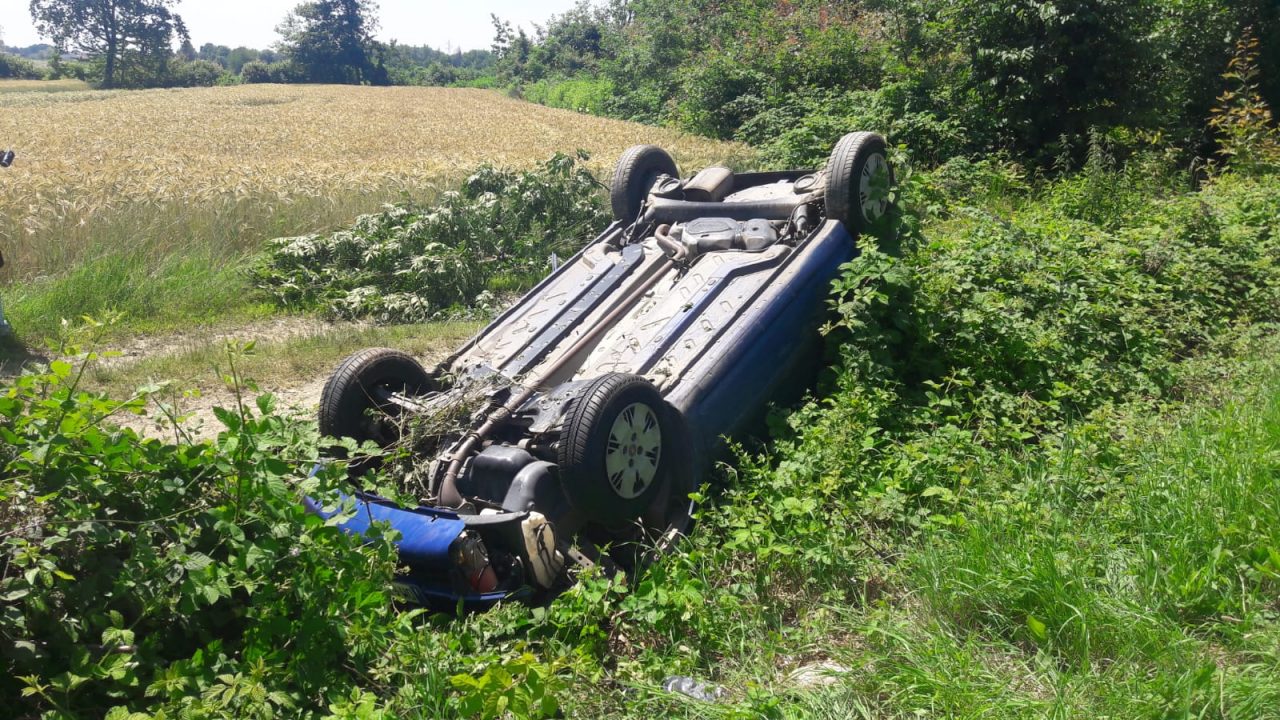 Auto ribaltata sulla Pedemontana | FOTO