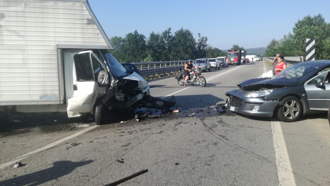 Incidente ponte Orco a Salassa, quattro mezzi coinvolti | FOTO