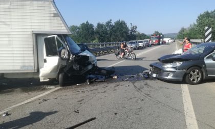 Incidente ponte Orco a Salassa, quattro mezzi coinvolti | FOTO