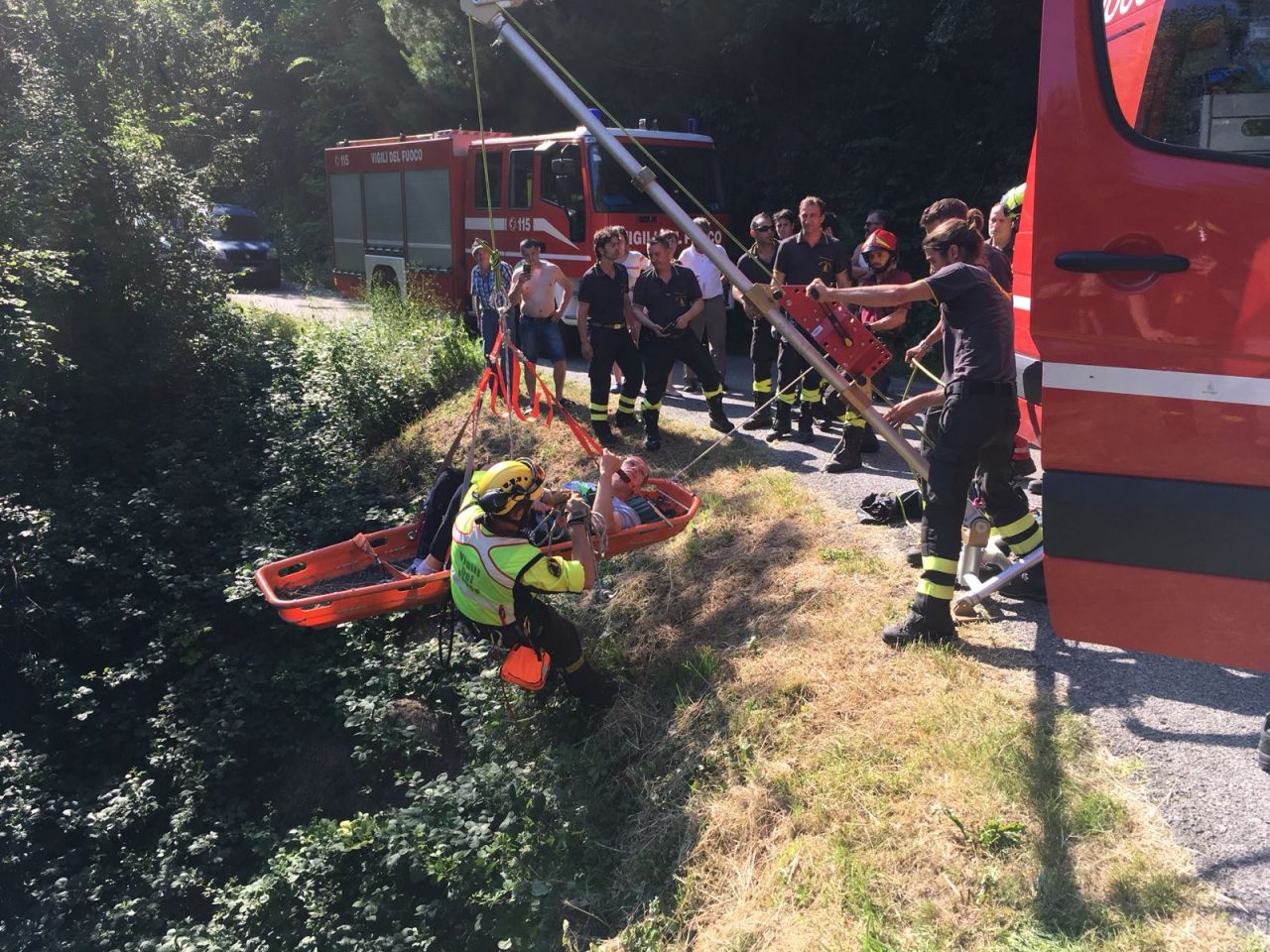 Cade con la carrozzina nel dirupo, salvato dai Vigili del Fuoco