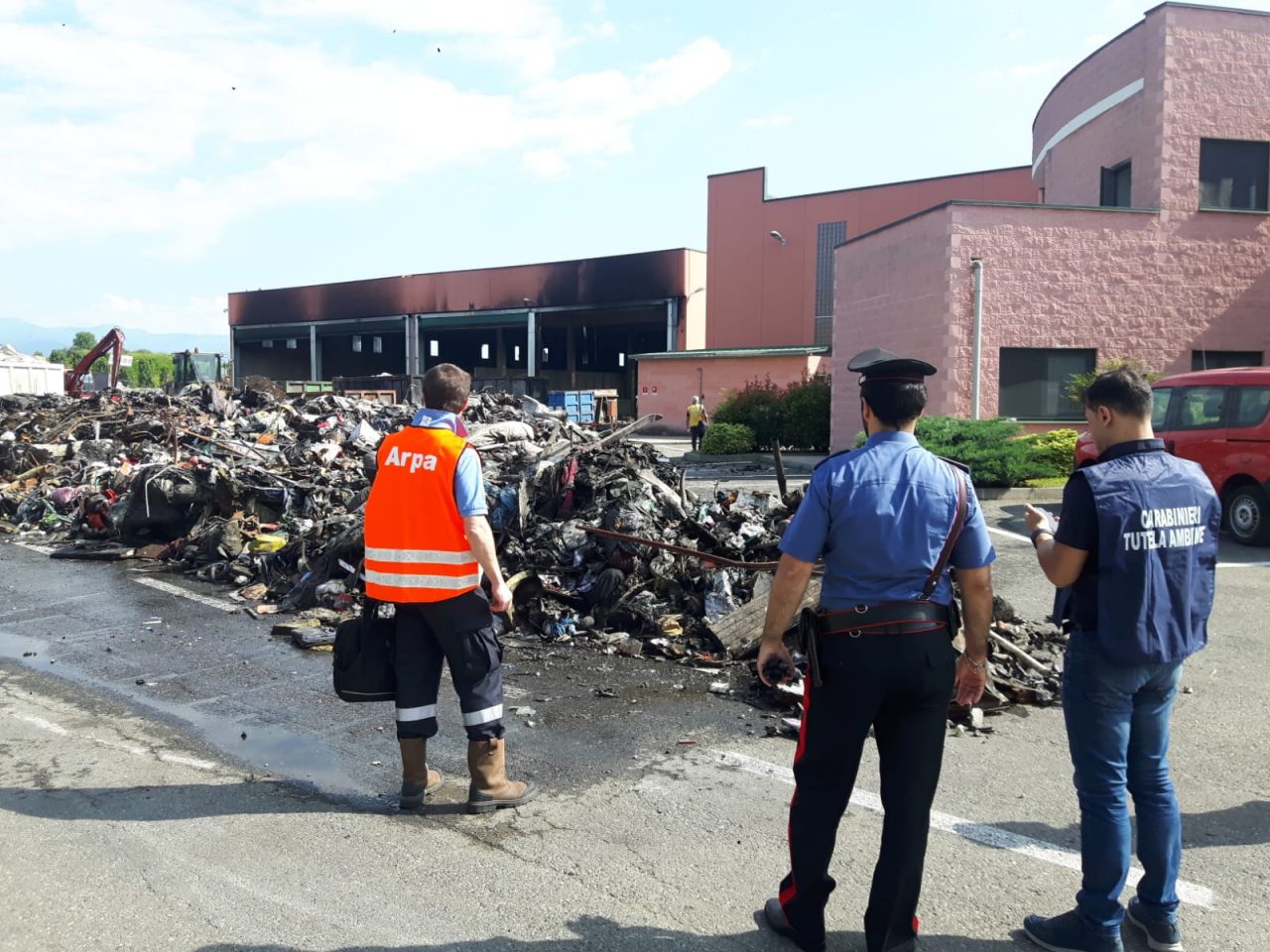 Incendio discarica Druento nella notte