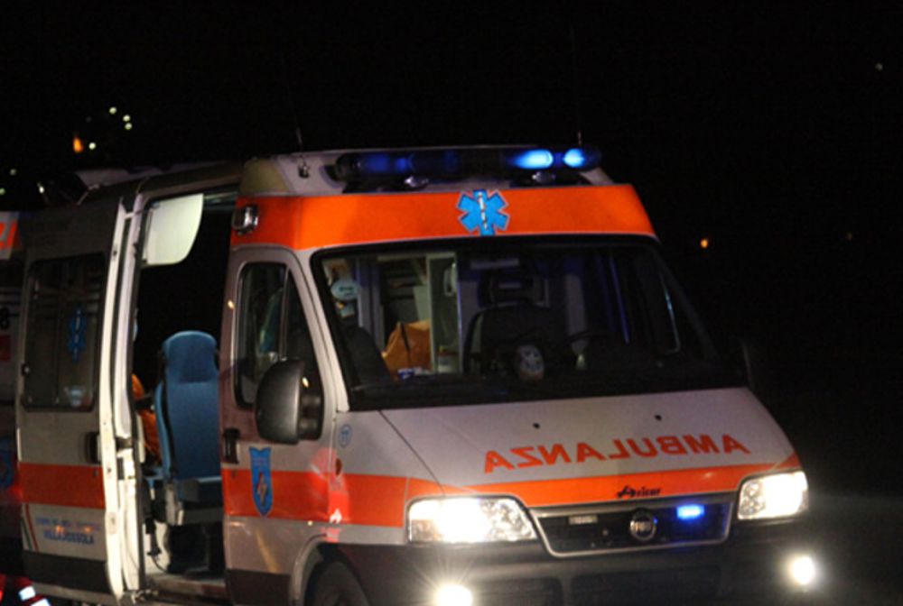 Coppia accoltellata in strada, è caccia all’aggressore