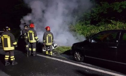 Villanova, la sua auto in fiamme mentre guarda lo spettacolo pirotecnico