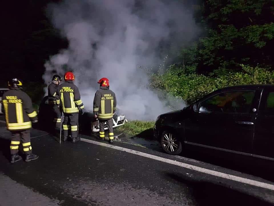 Villanova, la sua auto in fiamme mentre guarda lo spettacolo pirotecnico