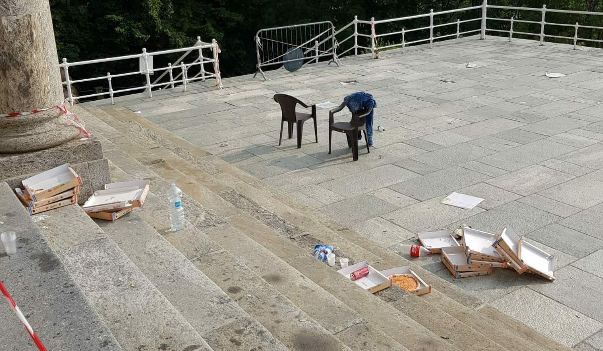 Incivili a Belmonte: il sagrato del Santuario un porcile