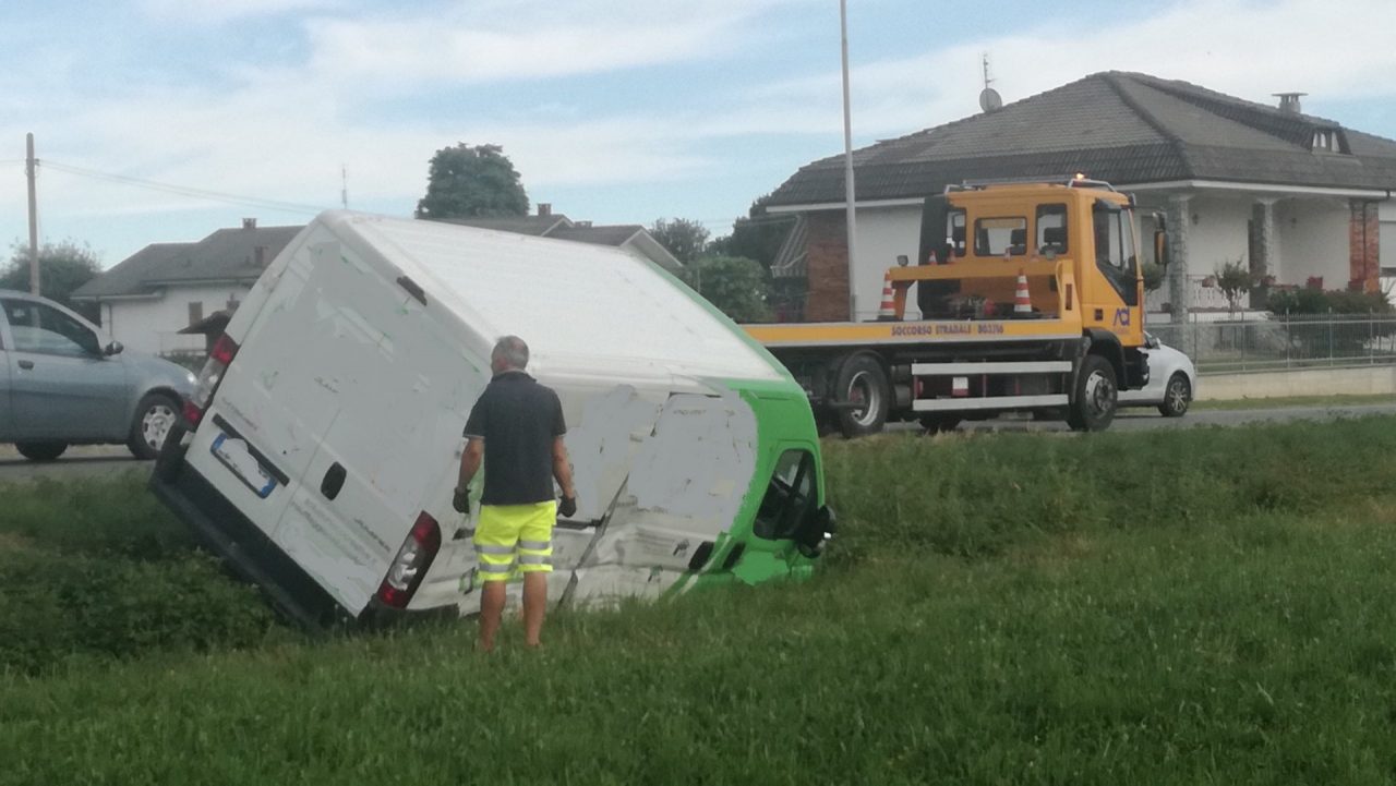 Furgone e camion coinvolti in un incidente