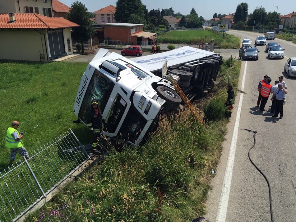 Nole, camion dei rifiuti si ribalta sulla Provinciale