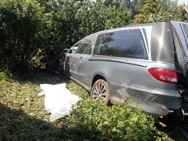 Carro funebre investe ragazza, muore anche l’autista alla guida