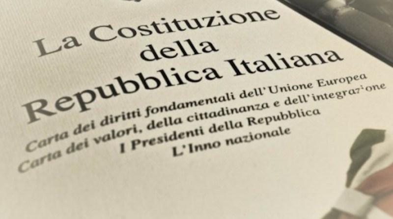 Costituzione della Repubblica Italiana consegnata ai 18enni di Volpiano