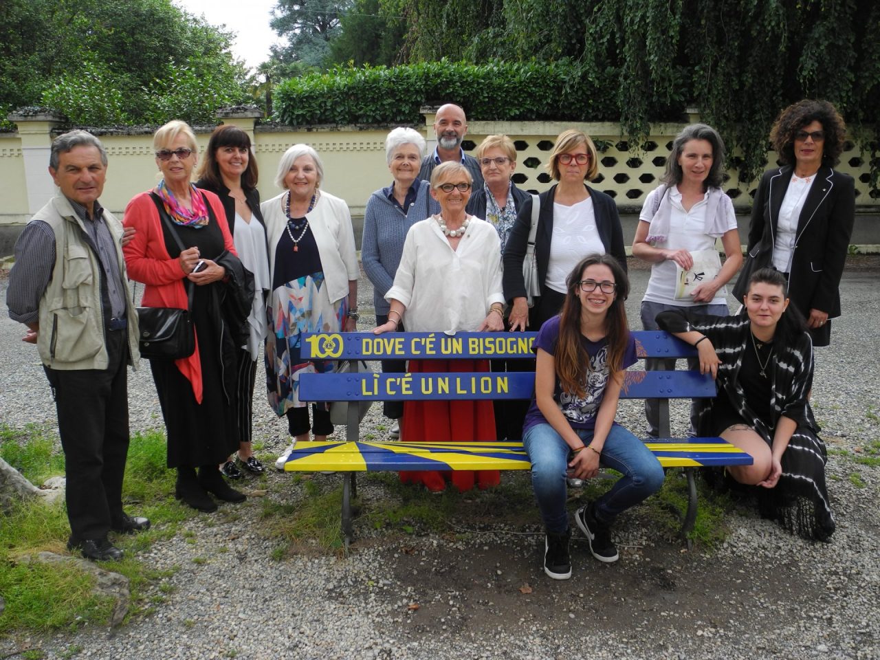 Ciriè, il Lions Club “firma” la panchina di viale Martiri Libertà | IL VIDEO