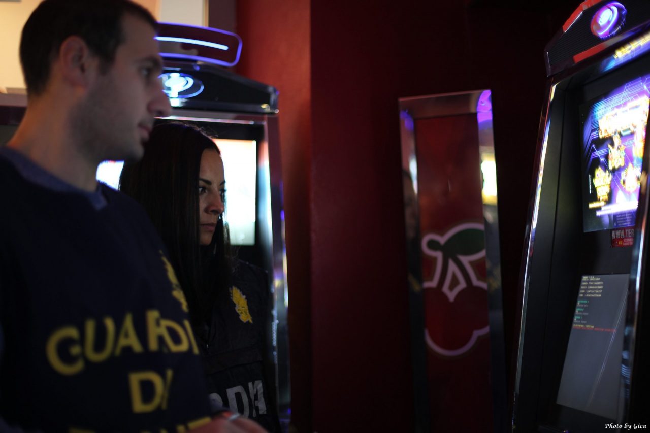 Slot illegali controllate con un telecomando in un bar torinese