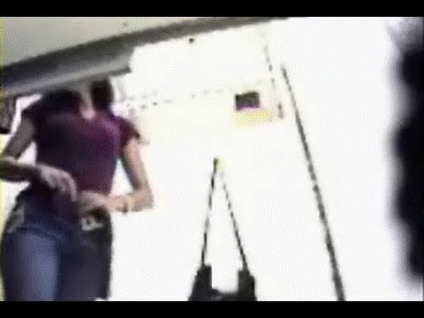 Filma la figlia della compagna mentre è in bagno