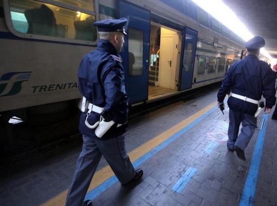 Evade dai domiciliari, viene fermato sul treno