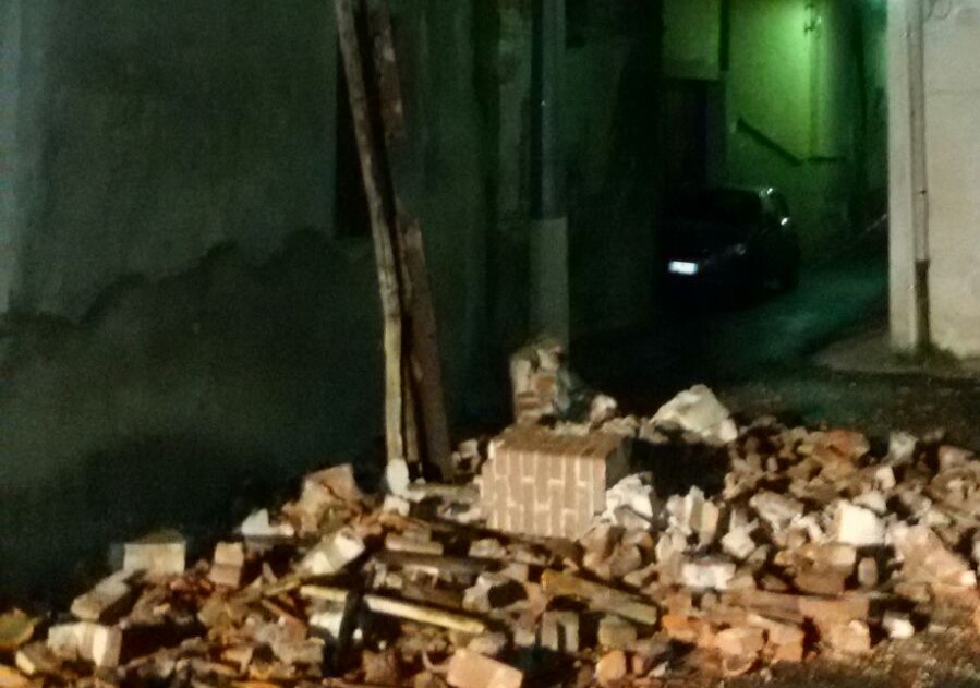 Crolla capannone in centro a frazione Vesignano