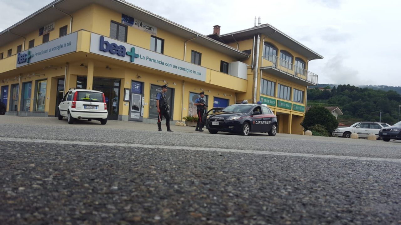 Rapinavano negozi e farmacie: due 37enni arrestati dai carabinieri