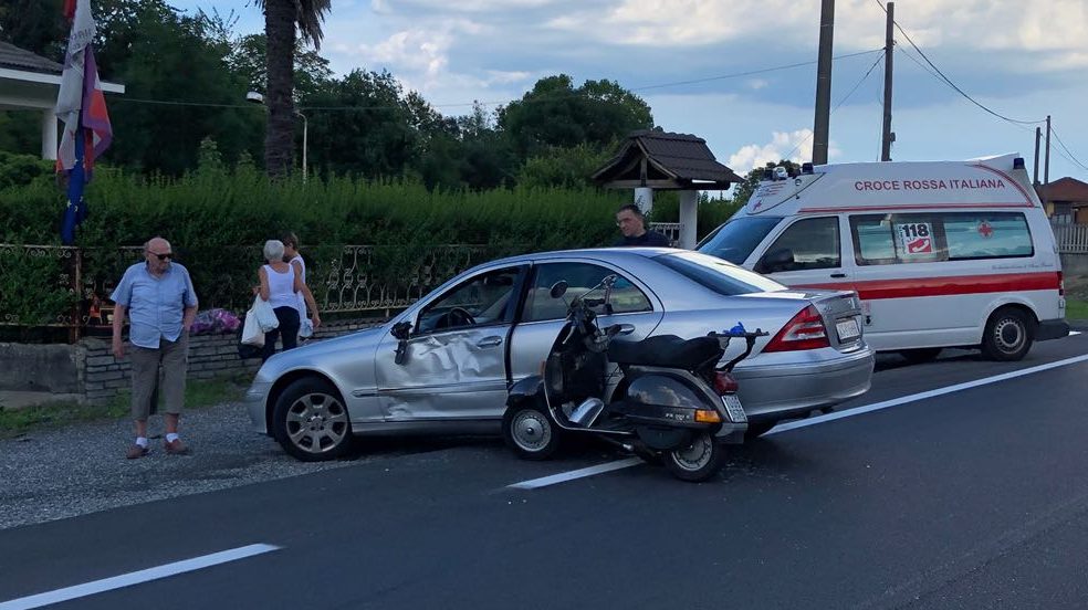 Scooter contro auto lungo la provinciale