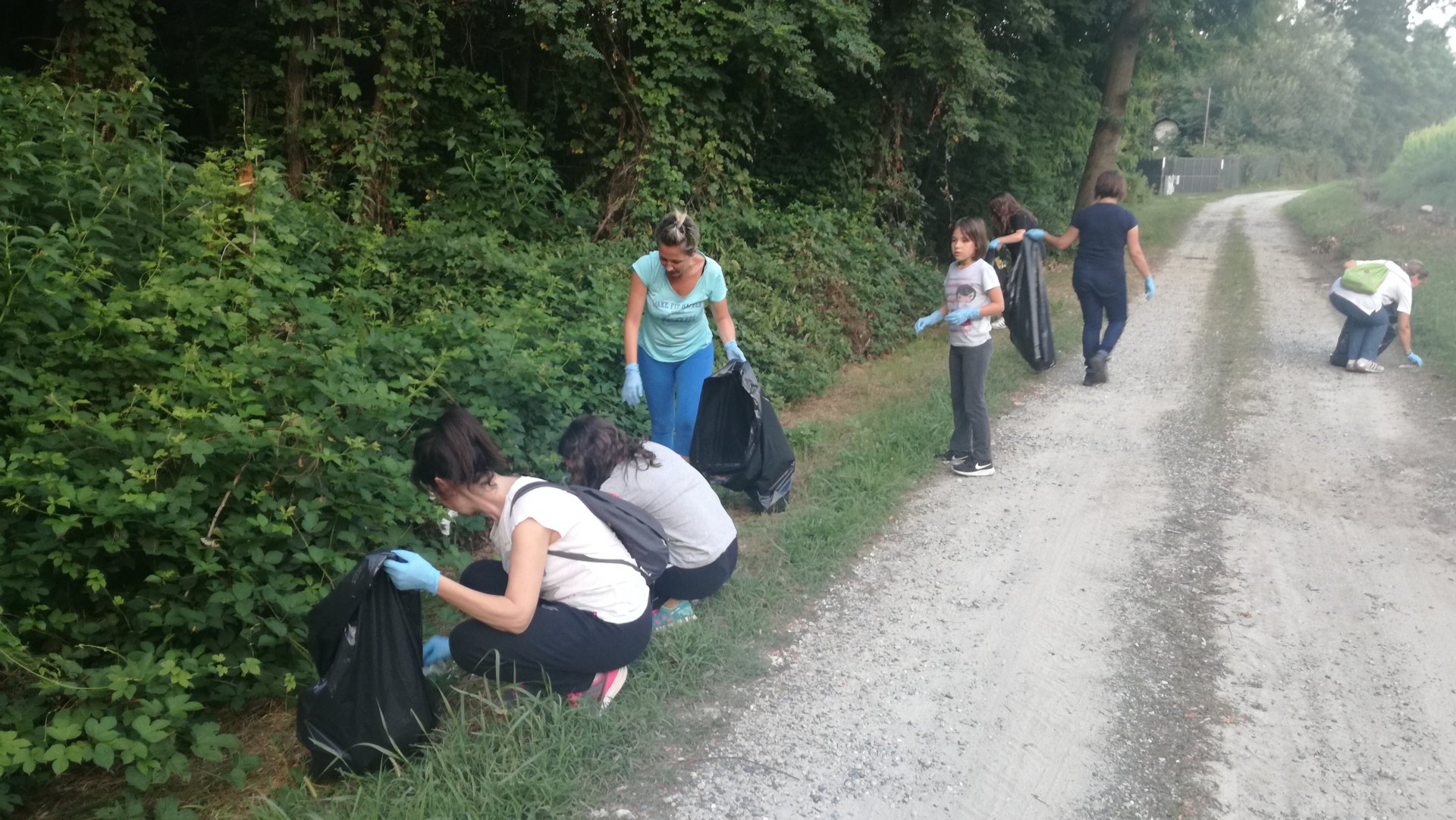 Cittadini puliscono i luoghi dove nelle scorse settimane si è svolto il rave party.