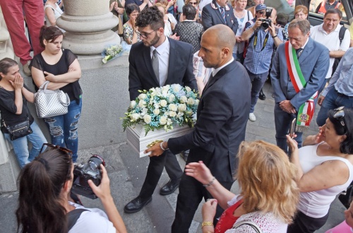 Neonato lanciato dal balcone, condannata la madre | VIDEO
