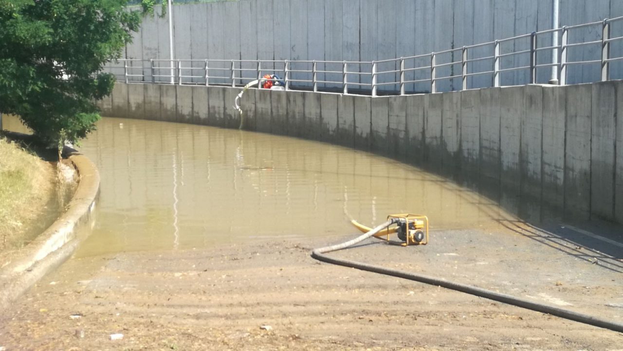 Sottopasso Feletto ancora allagato, in corso le operazioni di svuotamento | VIDEO