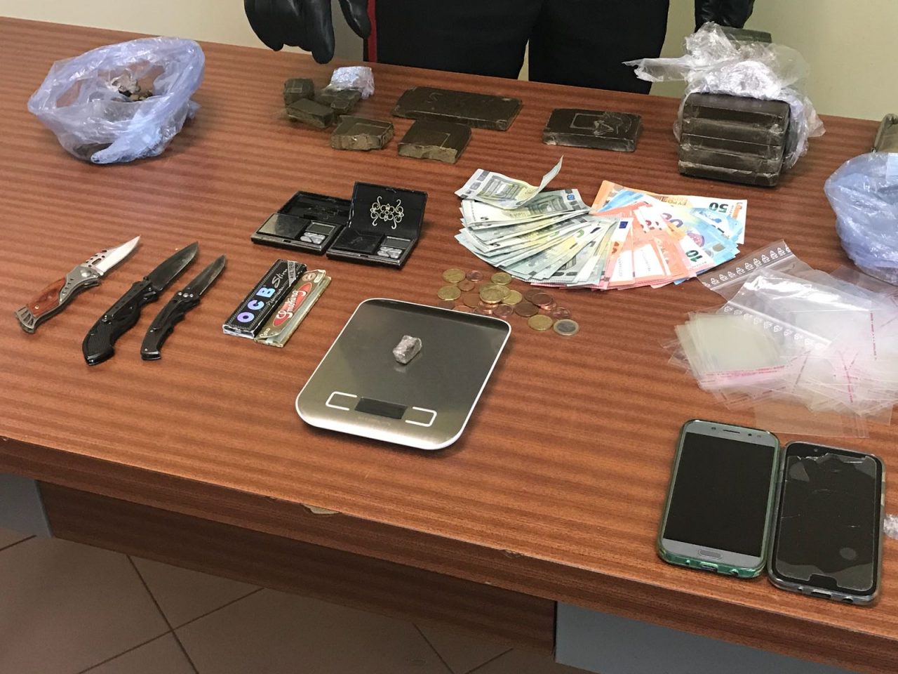 Spacciano al parco giochi, arrestata coppia di italiani | FOTO e VIDEO