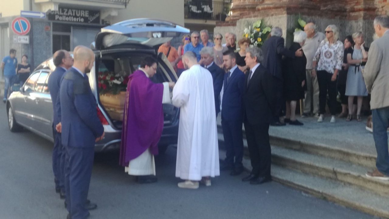 Funerale operaio annegato nel sottopasso di Feletto, una folla commossa | FOTO e VIDEO