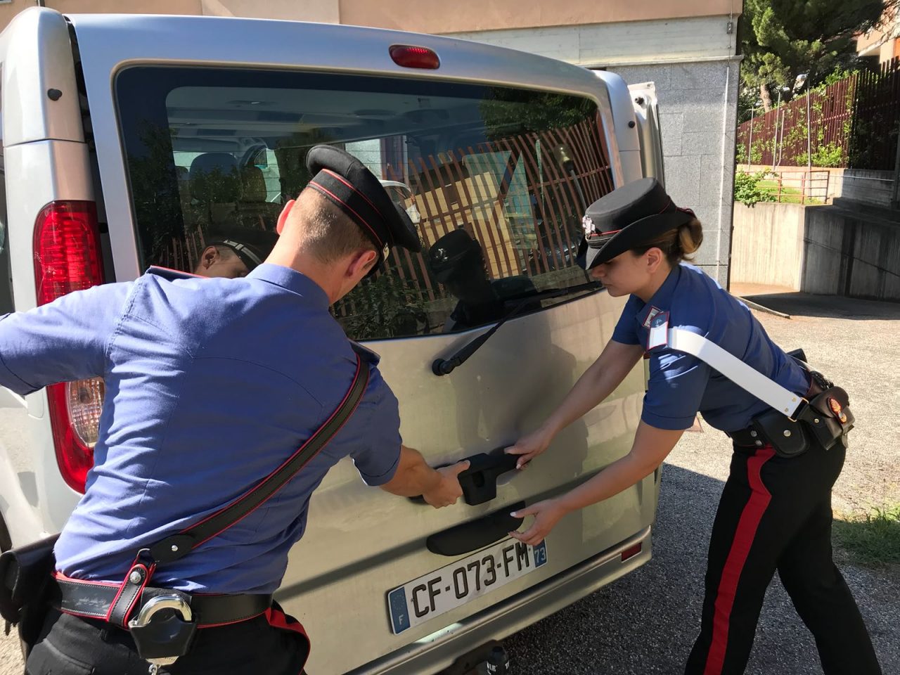 Clandestini nel bagagliaio per attraversare il confine, arrestato iracheno | VIDEO
