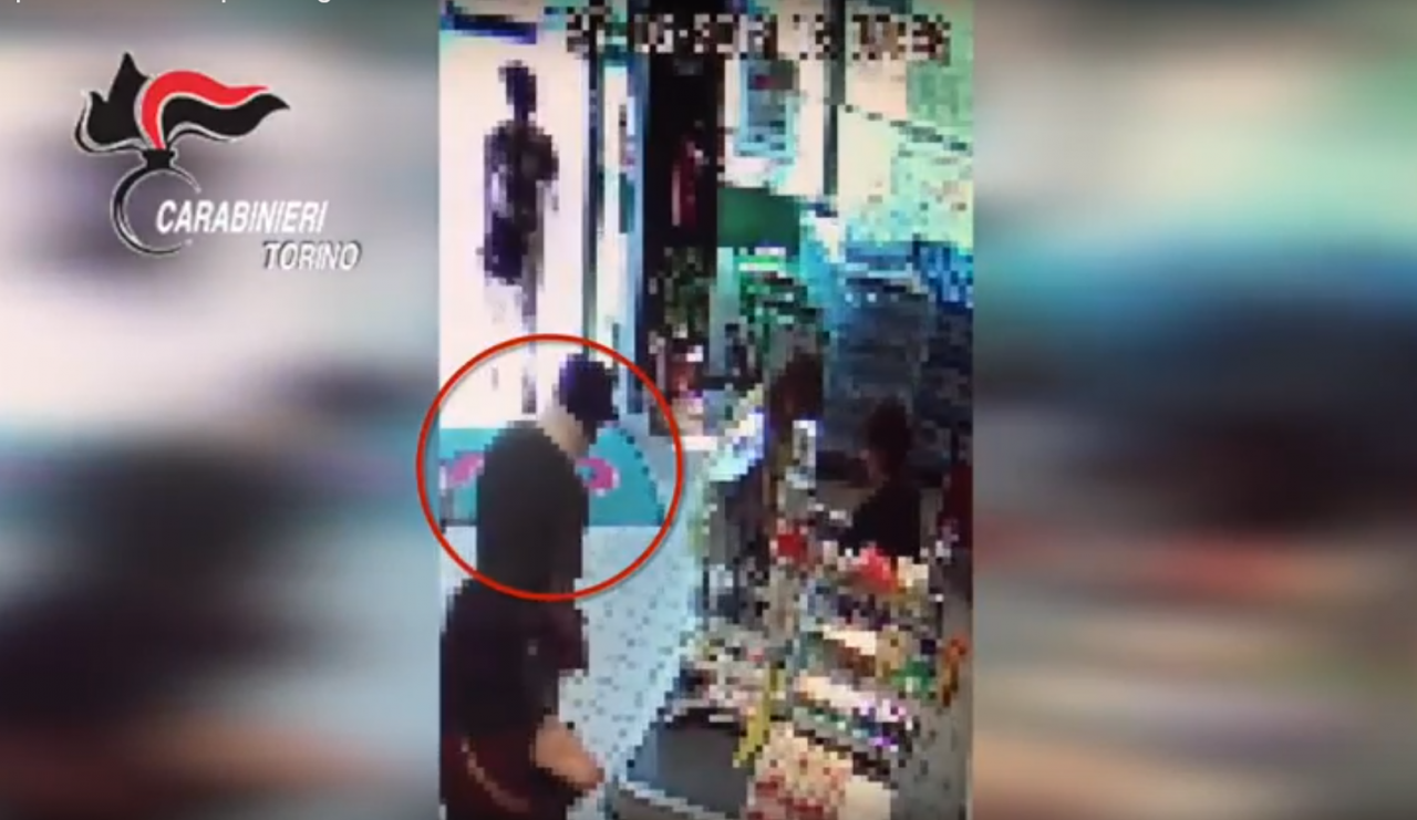 Rapina supermercati con pistola giocattolo. Arrestato ex cuoco | VIDEO