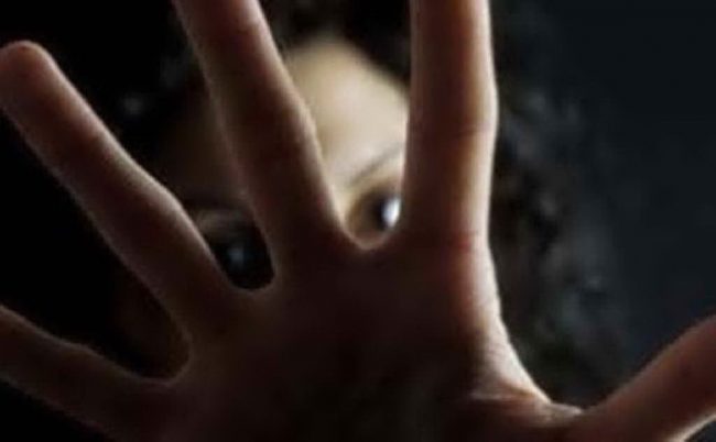 Albergatore fa ubriacare e molesta una cliente