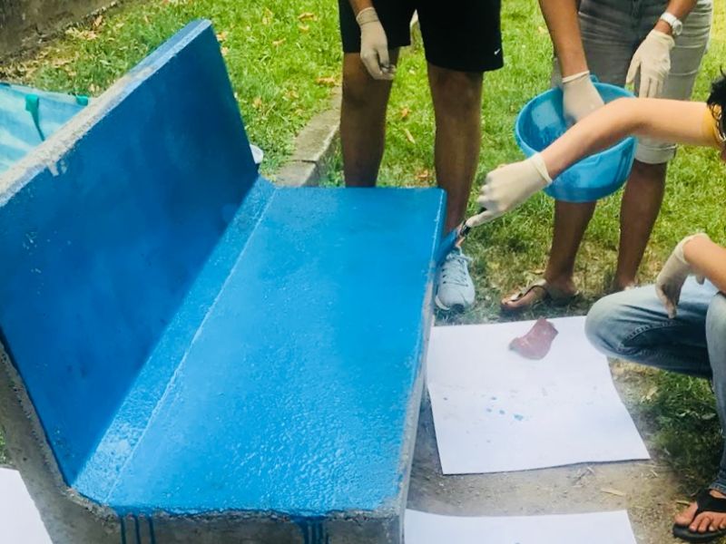 Le panchine del parco giochi di corso Roma a Cuorgnè si tingono di blu
