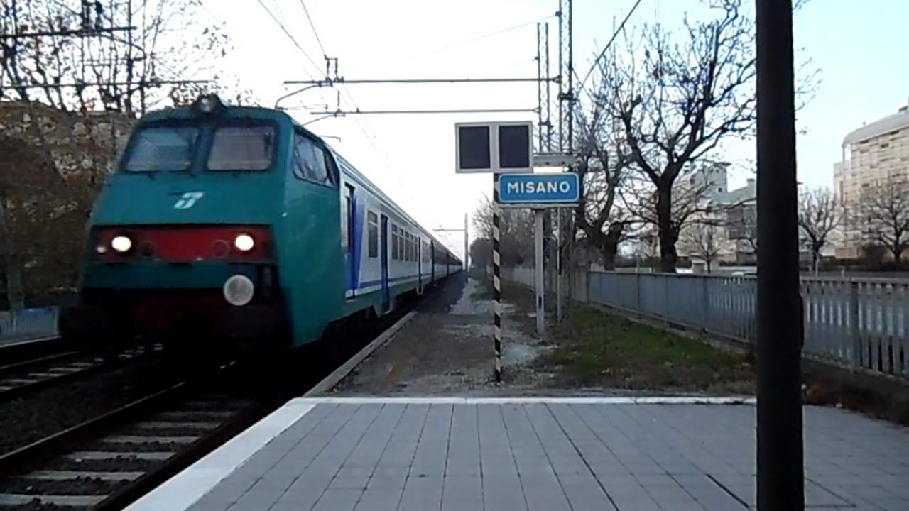 Selfie estremi: ragazzi si fotografano sui binari col treno in arrivo | VIDEO