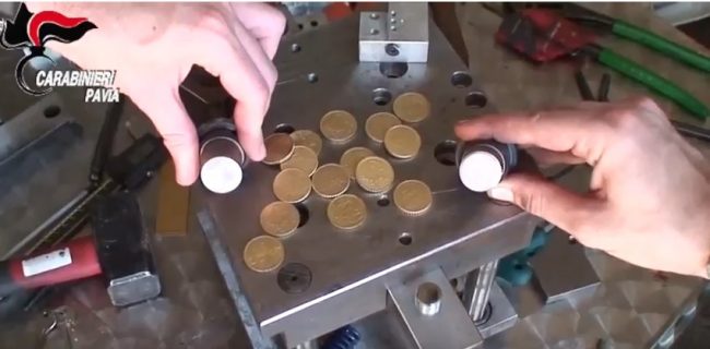 Producevano monete false, tre persone arrestate | FOTO e VIDEO