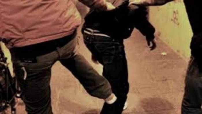 Gay malmenato alla fermata della metro in mezzo all’indifferenza