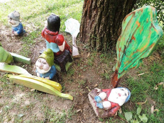 Uccisi Biancaneve e i Sette Nani: “strage” al parco giochi