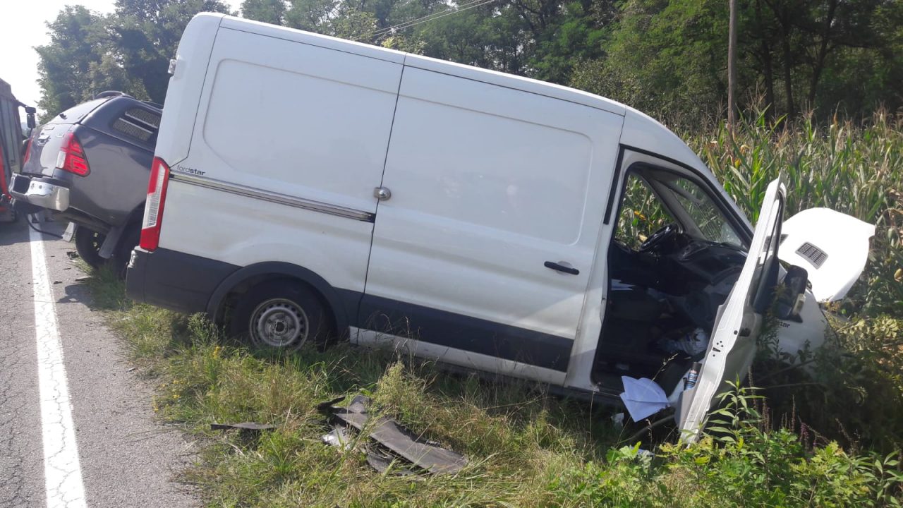 Incidente a Busano sulla provinciale, scontro fra auto e furgone | FOTO