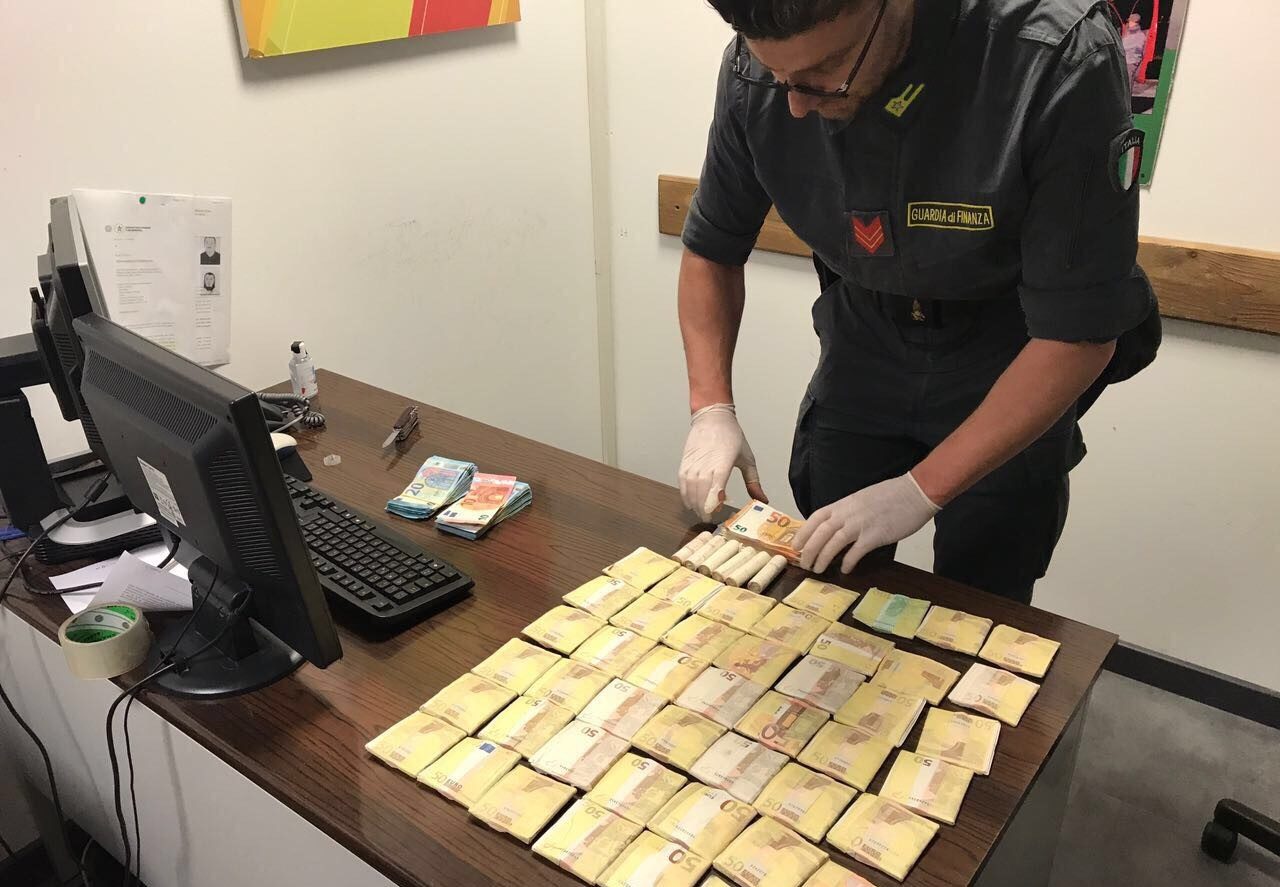 Guardia di Finanza  intercetta un  milione  di euro