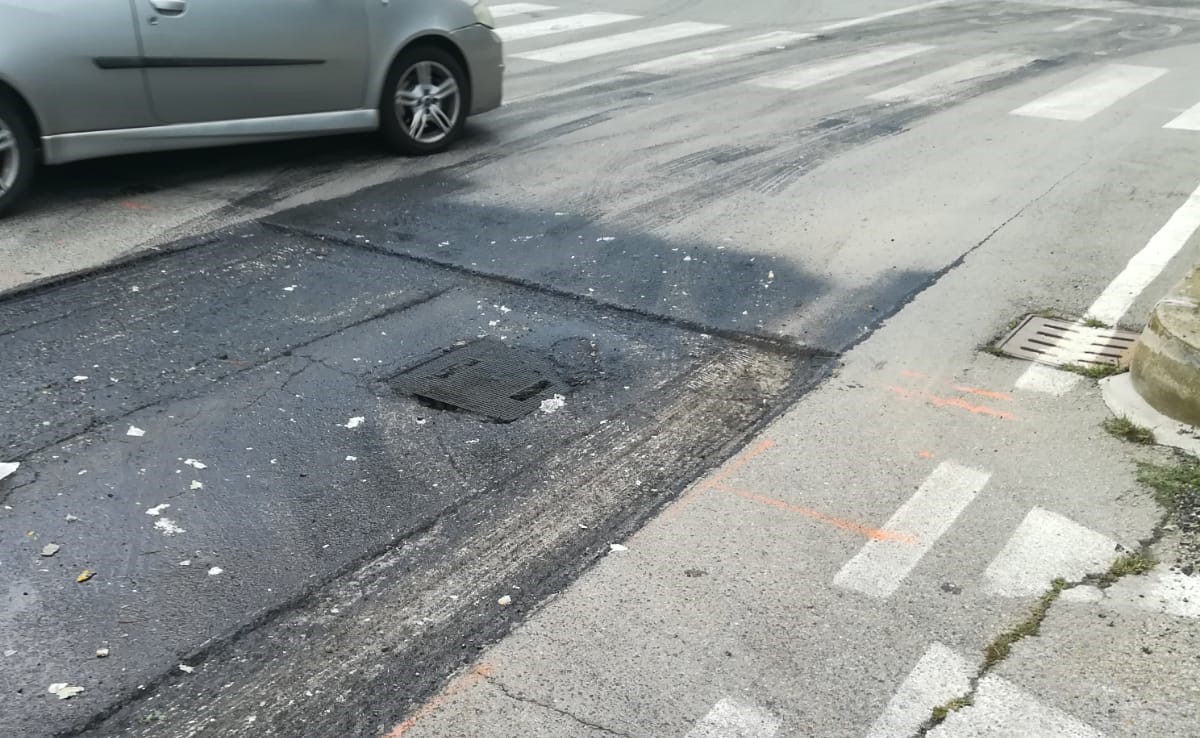 Asfaltati anche i tombini durante i lavori in corso