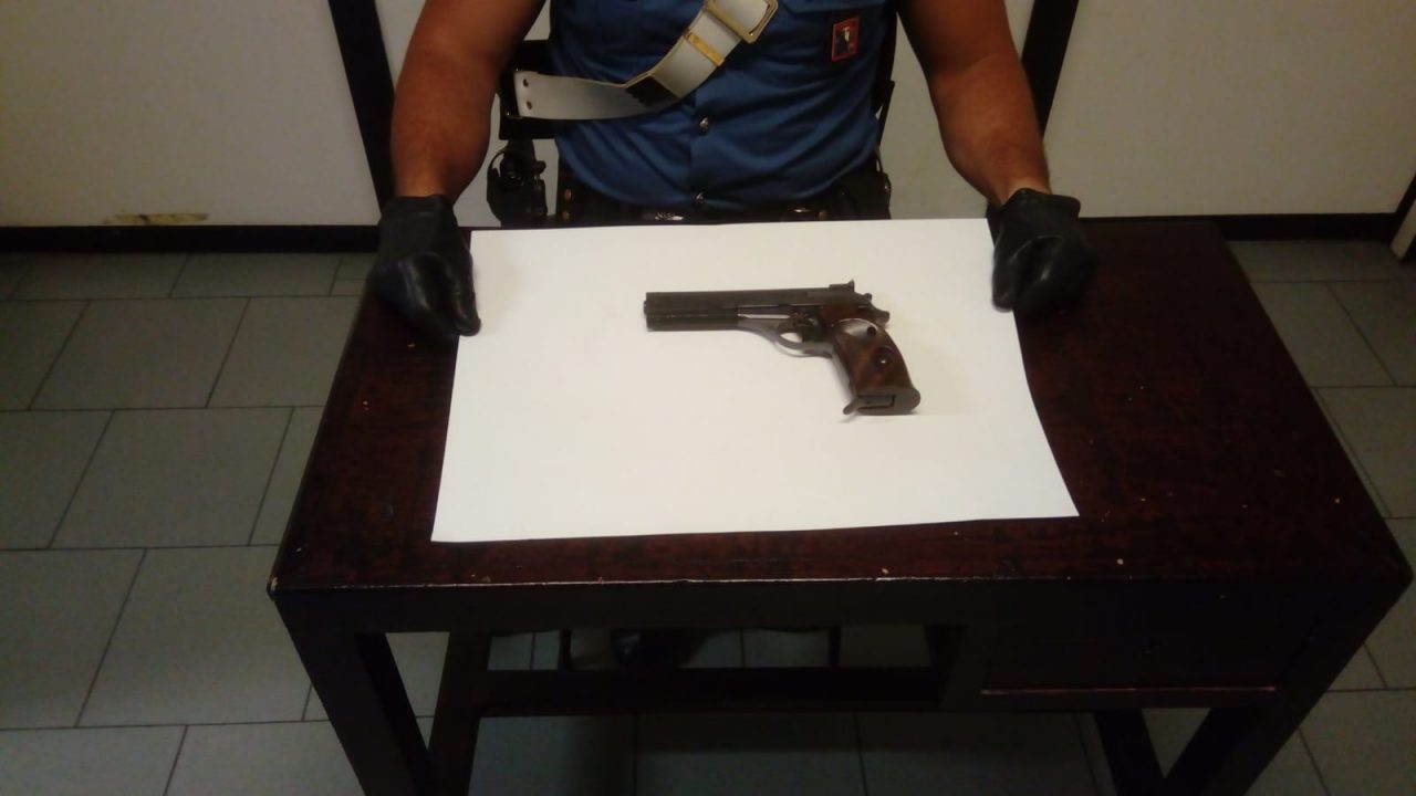 OMICIDIO SETTIMO Uccide il patrigno a colpi di pistola