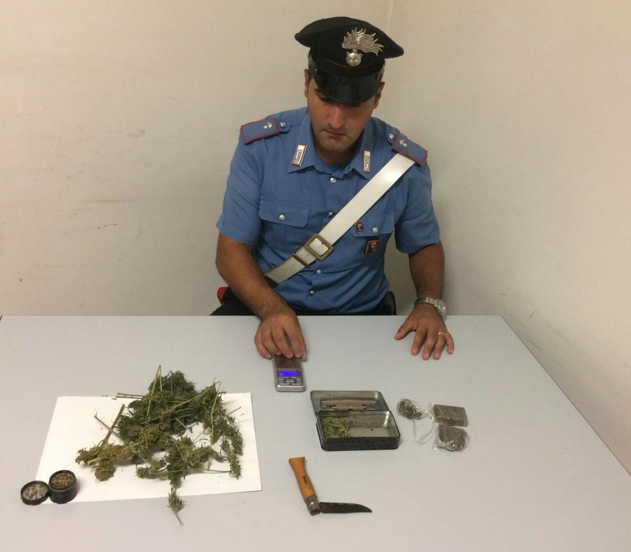 Controlli dei carabinieri giovane denunciato per droga