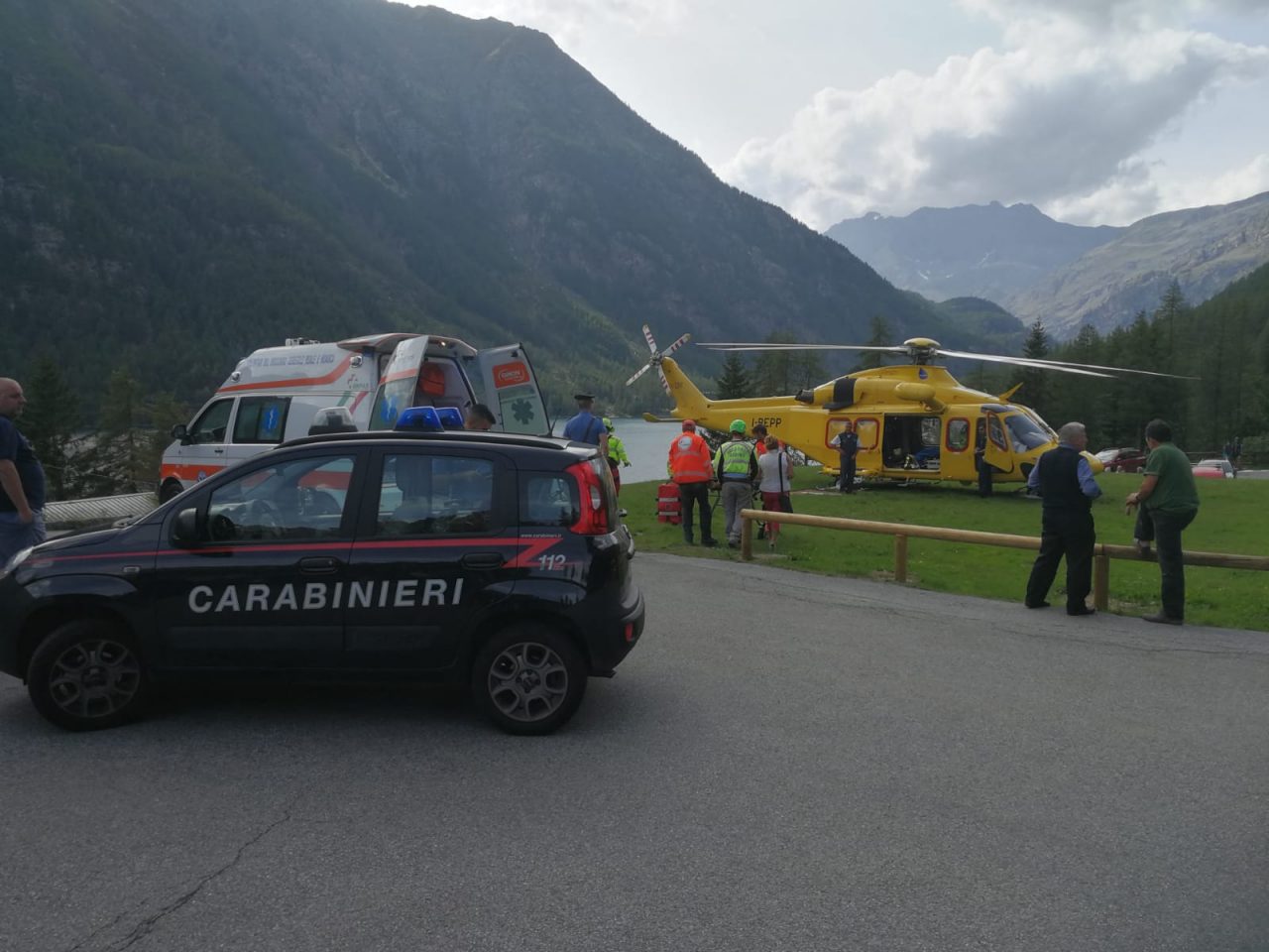 Scivola nel lago il marito tenta di salvarla e rischia di morire