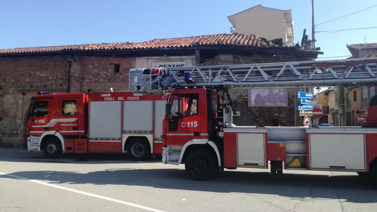 Vigili intervengono a Salassa per un tetto pericolante