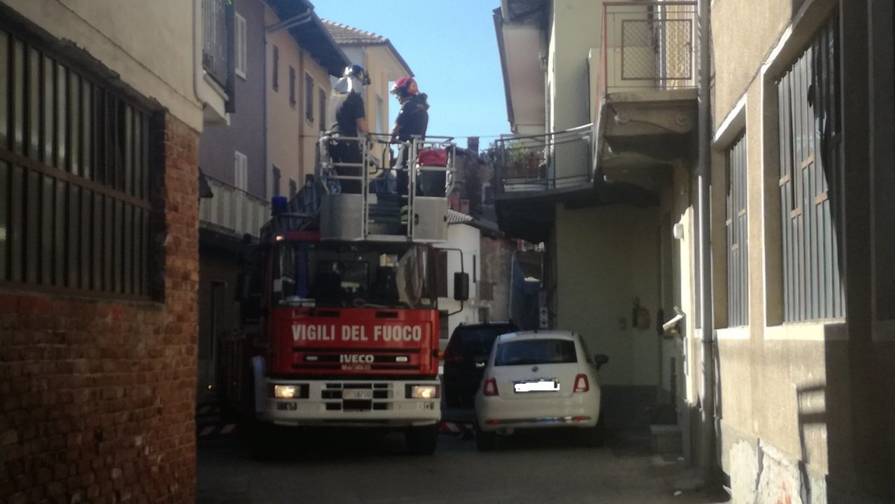 Camino pericolante in pieno centro al paese
