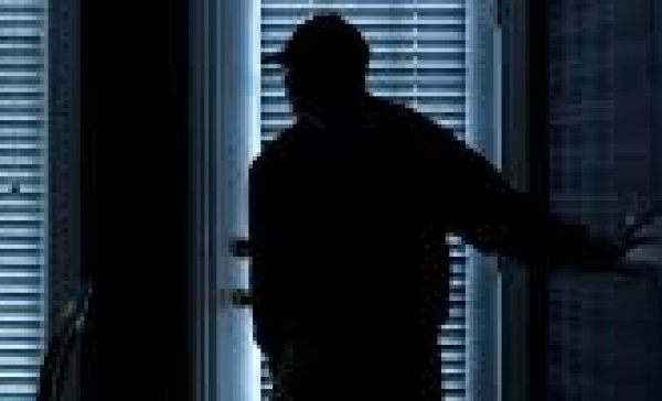 Sorprende il ladro e spara in aria per metterlo in fuga: denunciato