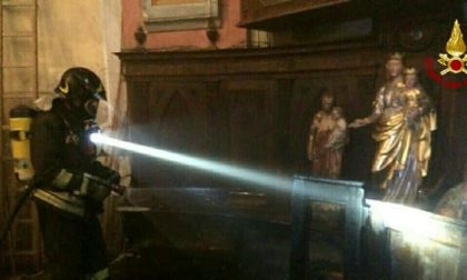 Incendio in una chiesetta di Condove. La causa due ceri lasciati accesi