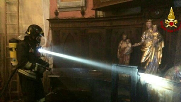 Incendio in una chiesetta di Condove. La causa due ceri lasciati accesi